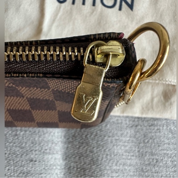 Authentic Louis Vuitton Mini Pouchette (SLG) in
Damier Ebene - Picture 5 of 6